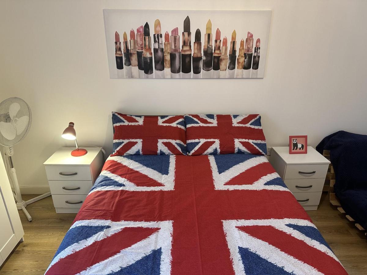 Modern, Large Independent Room With En-Suite Bathroom In Private Owned Apartment Londra Esterno foto