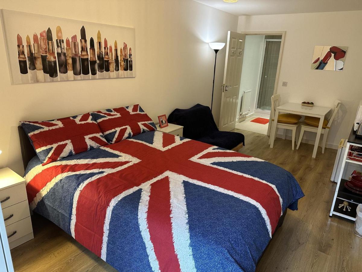 Modern, Large Independent Room With En-Suite Bathroom In Private Owned Apartment Londra Esterno foto